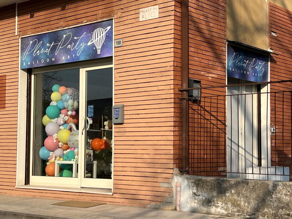 Planet Party-vetrina negozio con insegne